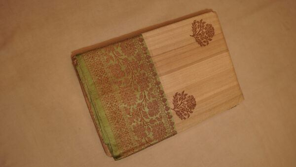Toshor Pesta Green Contrast Silk Saree: A Blend of Tradition and Elegance