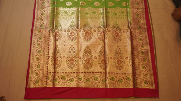 Rose Pink Katan Silk Saree with Parrot Green Border and Pallu – Timeless Beauty with Zari Detailing - Image 2